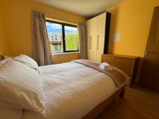 Bright 2-Bed Apt | Close to Airport | City Links - 4