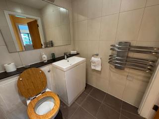 Bright 2-Bed Apt | Close to Airport | City Links - 2