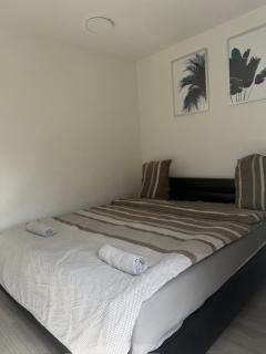 Schöne 2 Zimmer Appartment mit Bad und Küche Self- Check-in - 3