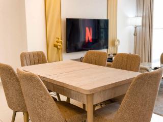 Aarna Signature stays - Stay Elevated -Spacious 3-BR Apartment with Stunning Burj View - 3
