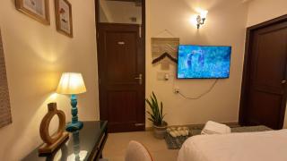 Luxe & Sunny 2BHK - East of Kailash - Near GK1 - 1