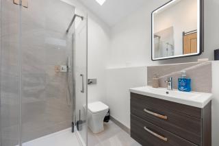 Modern & Historic Mill Flat With Garden View - 9