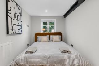 Modern & Historic Mill Flat With Garden View - 4