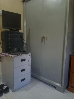 Awesome 1 bedroom with free parking and a family - 2