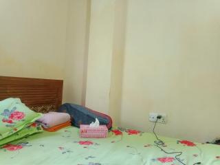 Awesome 1 bedroom with free parking and a family - 1