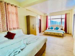 Stayenest Mashobra with balcony view - 9