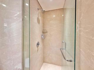 Luxury 1 Icon Stylish 1BR Apartment in Tunjungan Plaza 6 Surabaya City Centre by Le Ciel Hospitality - 5