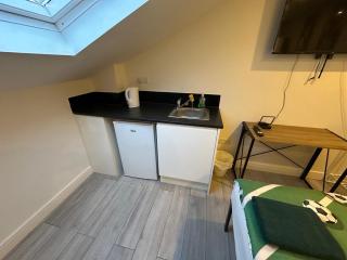 Apartment Sleeps 3 near High Street - 2