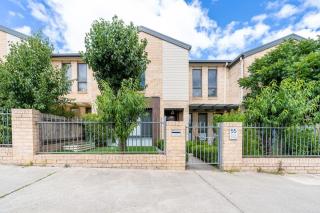Superb 3BR Townhouse near Town Centre - 9
