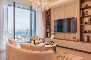 Stylish Sunlit Living Area - 6