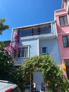 Family-Friendly 2-Storey Apartment Close to the Sea with Terrace - 0