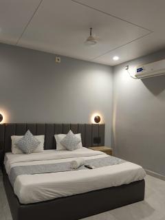 Hotel Tirth - 2