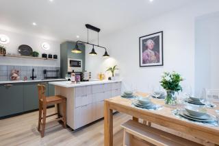 The Pinkish House - 4 bed home in the town centre - 0