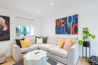 The Pinkish House - 4 bed home in the town centre - 1