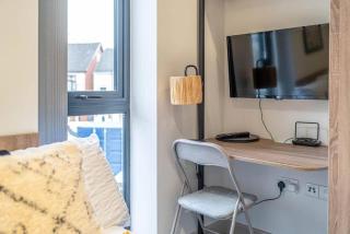 Stylish Studio Apartment with Free Parking in Wolverhampton 5min walk to City Centre - 3