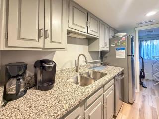 3 bed 2bath just steps to Coligny Plaza & Beach - 8