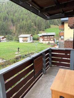 Neue Wohnung mit Balkon & nahe Bushaltestelle nach Saas-Fee - 2