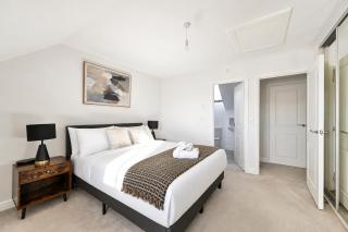 4 bed home, Sleeps 10, Parking, Luton Airport - 9