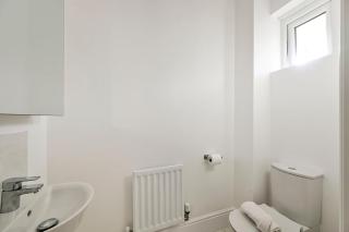 4 bed home, Sleeps 10, Parking, Luton Airport - 3