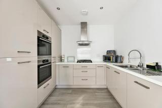 4 bed home, Sleeps 10, Parking, Luton Airport - 2