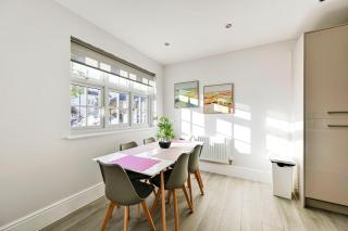 4 bed home, Sleeps 10, Parking, Luton Airport - 1