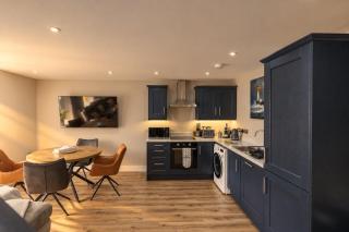 Portrush 3BR Skylight Suite | Walk to Beach & Food - 9