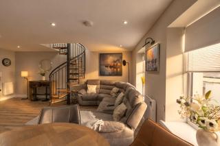 Portrush 3BR Skylight Suite | Walk to Beach & Food - 3