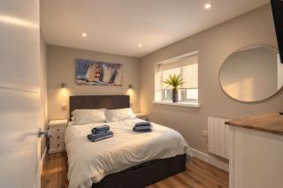Portrush 3BR Skylight Suite | Walk to Beach & Food - 6