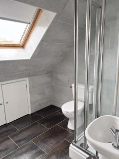 Central Coventry 3BR 2 baths Parking x 2 - 3