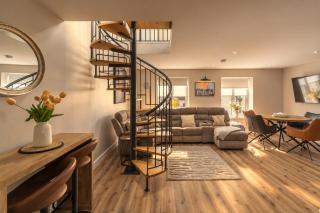 Portrush 3BR Skylight Suite | Walk to Beach & Food - 0