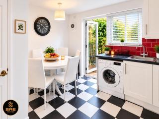 2 bed House - Free parking! - 2