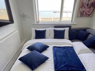 Sea view luxury apartment sleeps 5 - fast wifi - off street parking - contractors dream - 5