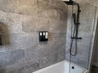 Sea view luxury apartment sleeps 5 - fast wifi - off street parking - contractors dream - 4