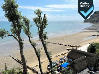 Old Vicarage Upper Apartment with Panoramic Views, Games Room & Stylish Interiors in Shanklin Old Village - 9