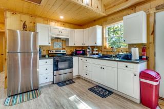 Fire Pit & Lake Views! Wood Creek Lake Cabin - 7