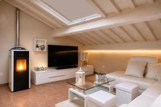 White Attic Lucca - 1