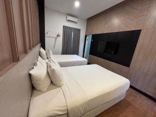 Spot 43 Cafe and Hotel - 7