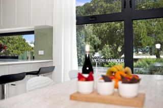Harborview Modern 2-Bedroom Apartment 11A - 7