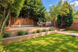 Luxury 5-Bed Home with Spacious Garden & Parking - 8
