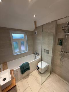 House Sleeps 6 with Enclosed Garden - 7