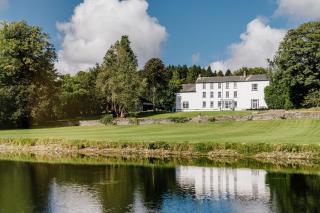 Sleeps 21 Private spa Winter weekends available - 7