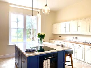 Sleeps 21 Private spa Winter weekends available - 6