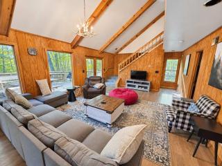 Huge Cabin w Hot Tub, Deck, Grill, Fire Pit, WiFi - 9