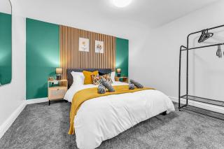 Modern 1BDR Lower Ground Flat Town Centre with Parking - 0