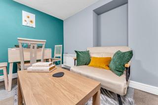 Modern 1BDR Lower Ground Flat Town Centre with Parking - 5