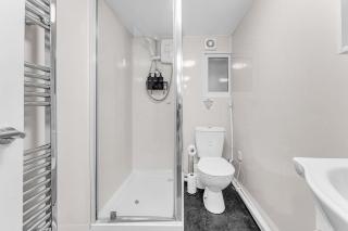 Modern 1BDR Lower Ground Flat Town Centre with Parking - 2