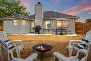 Texas-Style Retreat w Fire Pit, Grill & Ping-Pong - 8
