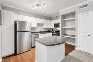 King Comfort in Dallas with Private Balcony and Secure Garage - 2