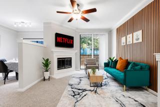 King Comfort in Dallas with Private Balcony and Secure Garage - 8