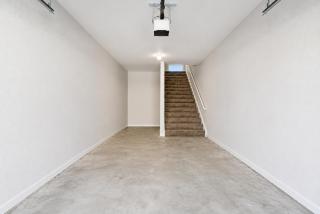 King Comfort in Dallas with Private Balcony and Secure Garage - 1